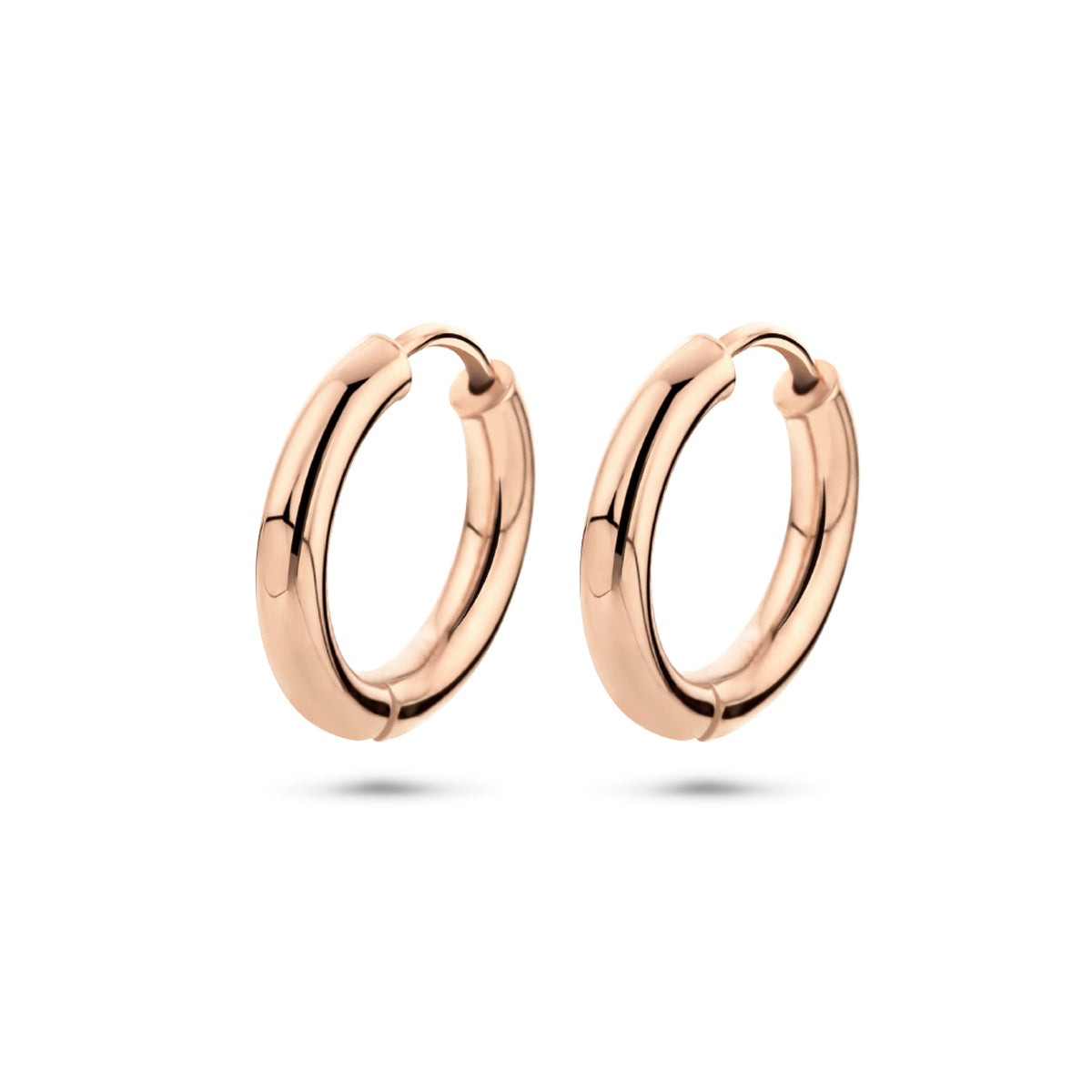 Vooraanzicht van de roségouden ronde buis klapoorringen van 14 karaat in de maat 15 mm.