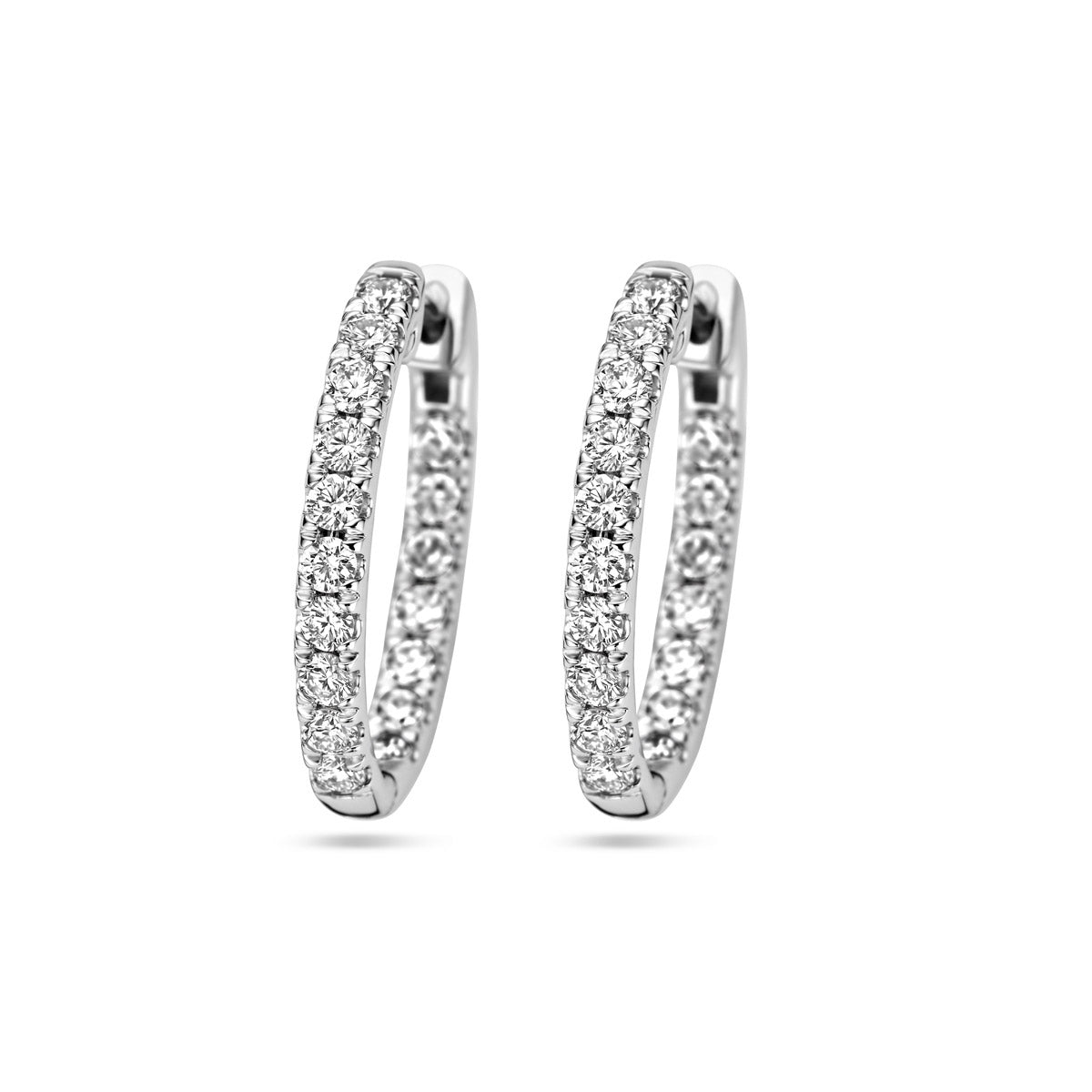 Vooraanzicht van de witgouden klapoorringen met lab grown diamant van 14 karaat.