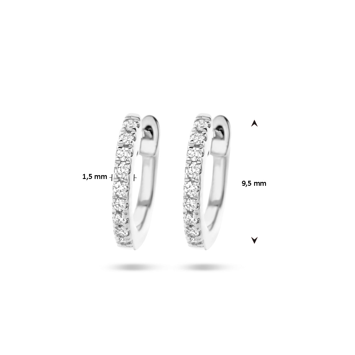 Afmetingen van de witgouden klapoorringen met diamant van 14 karaat: 9,5 mm doorsnee en 1,5 mm breed.