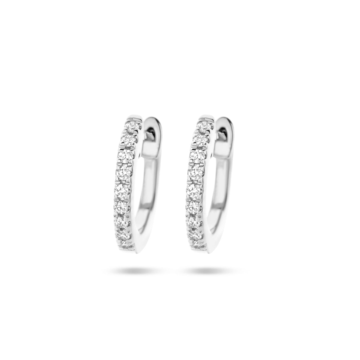 Vooraanzicht van de witgouden klapoorringen met diamant van 14 karaat.