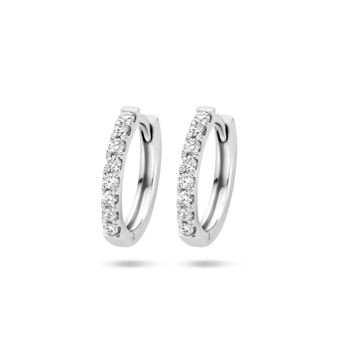 Vooraanzicht van de witgouden klapoorringen met diamant van 14 karaat.