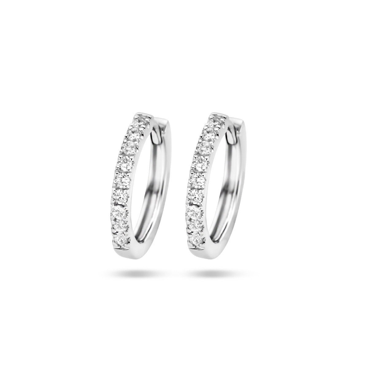 Vooraanzicht van de witgouden klapoorringen met diamant van 14 karaat.