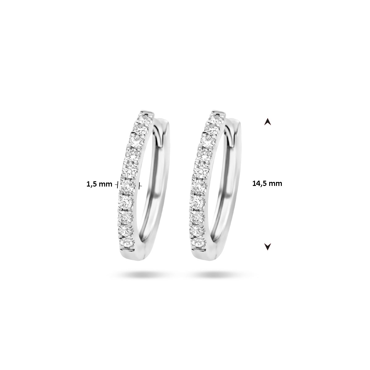 Afmetingen van de witgouden klapoorringen met diamant van 14 karaat: 14,5 mm doorsnee en 1,5 mm breed, 0,20 ct.