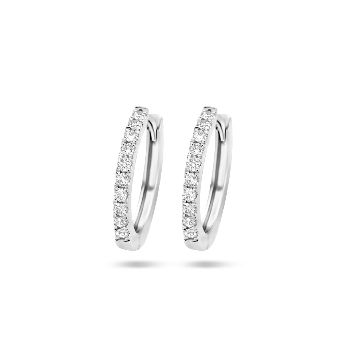 Vooraanzicht van de witgouden klapoorringen met diamant van 14 karaat.
