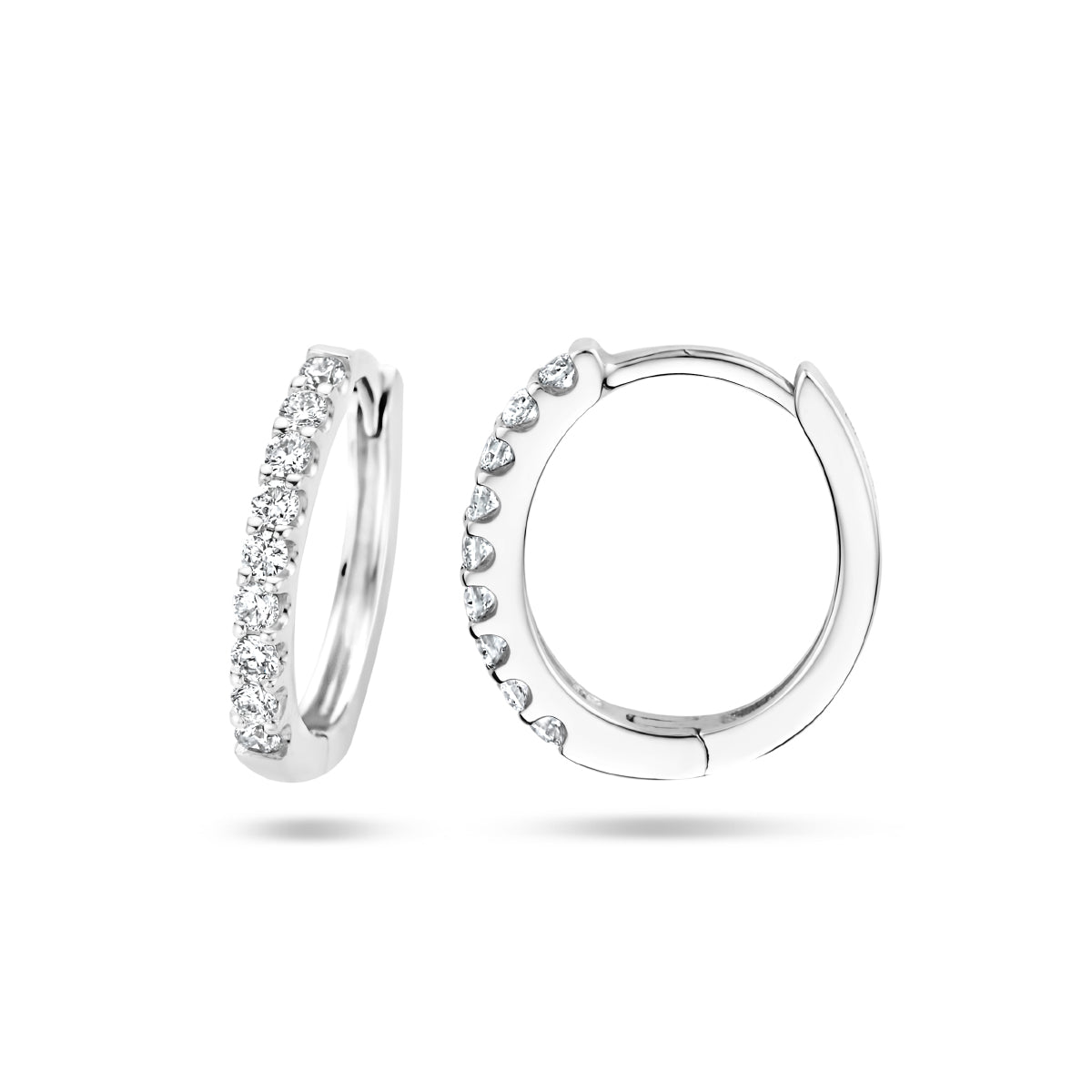 Voor- en zijaanzicht van de witgouden klapoorringen met diamant van 14 karaat.