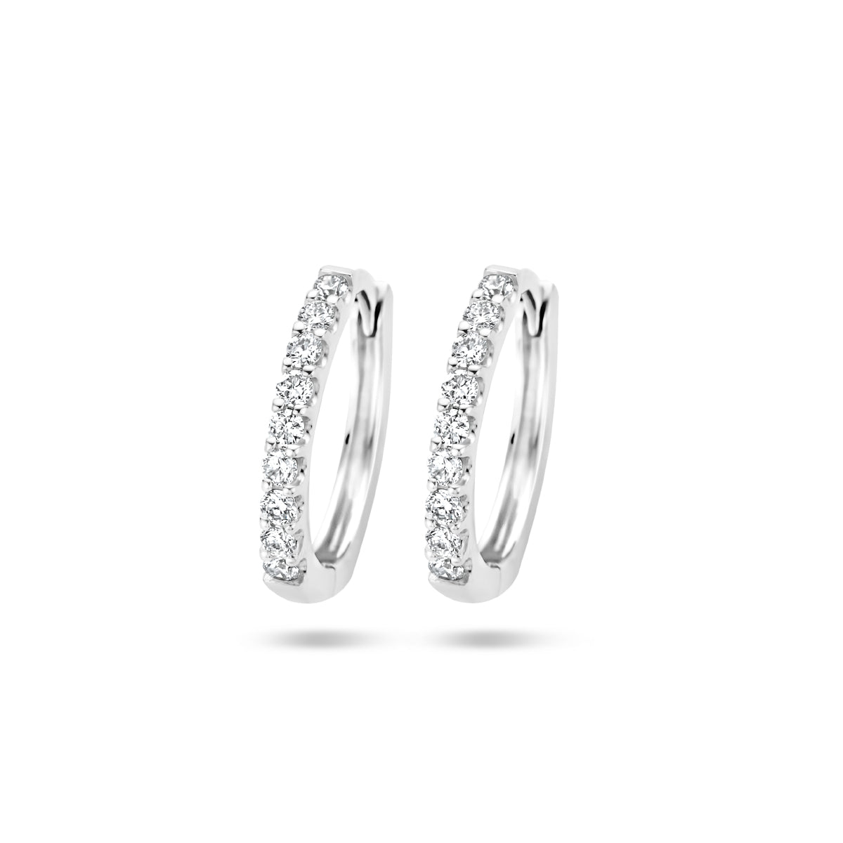 Vooraanzicht van de witgouden klapoorringen met diamant van 14 karaat.