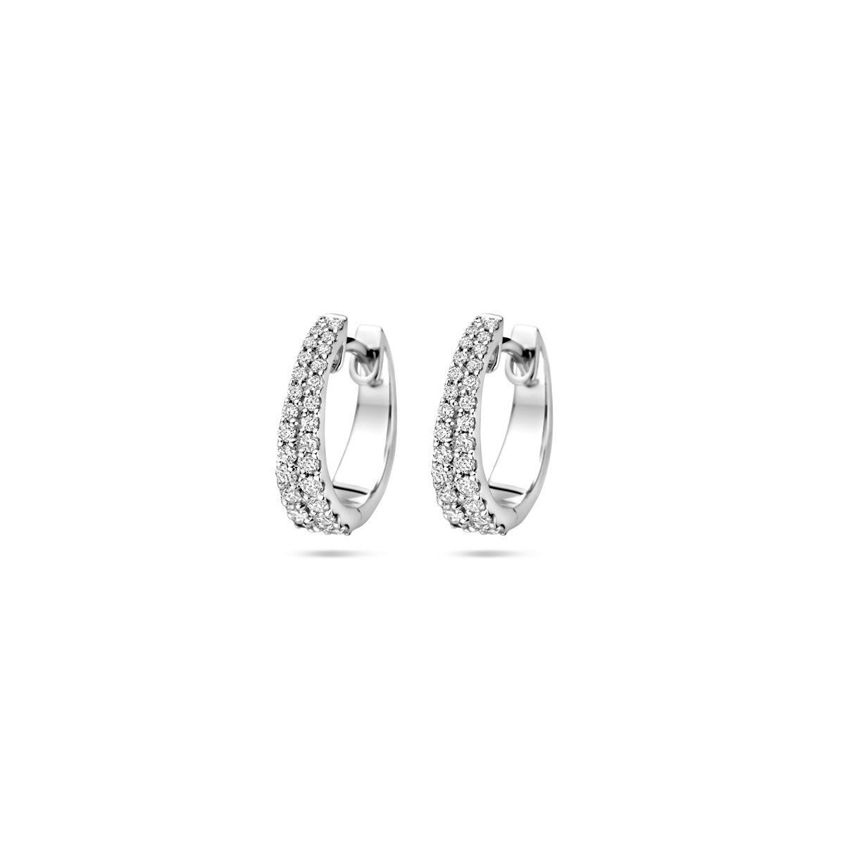Vooraanzicht van de witgouden klapoorringen met diamant van 14 karaat in de maat 13 mm.