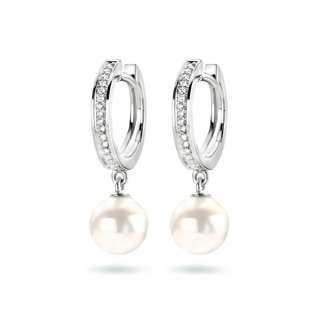 Vooraanzicht van de witgouden klapoorringen met diamant en parel van 14 karaat.