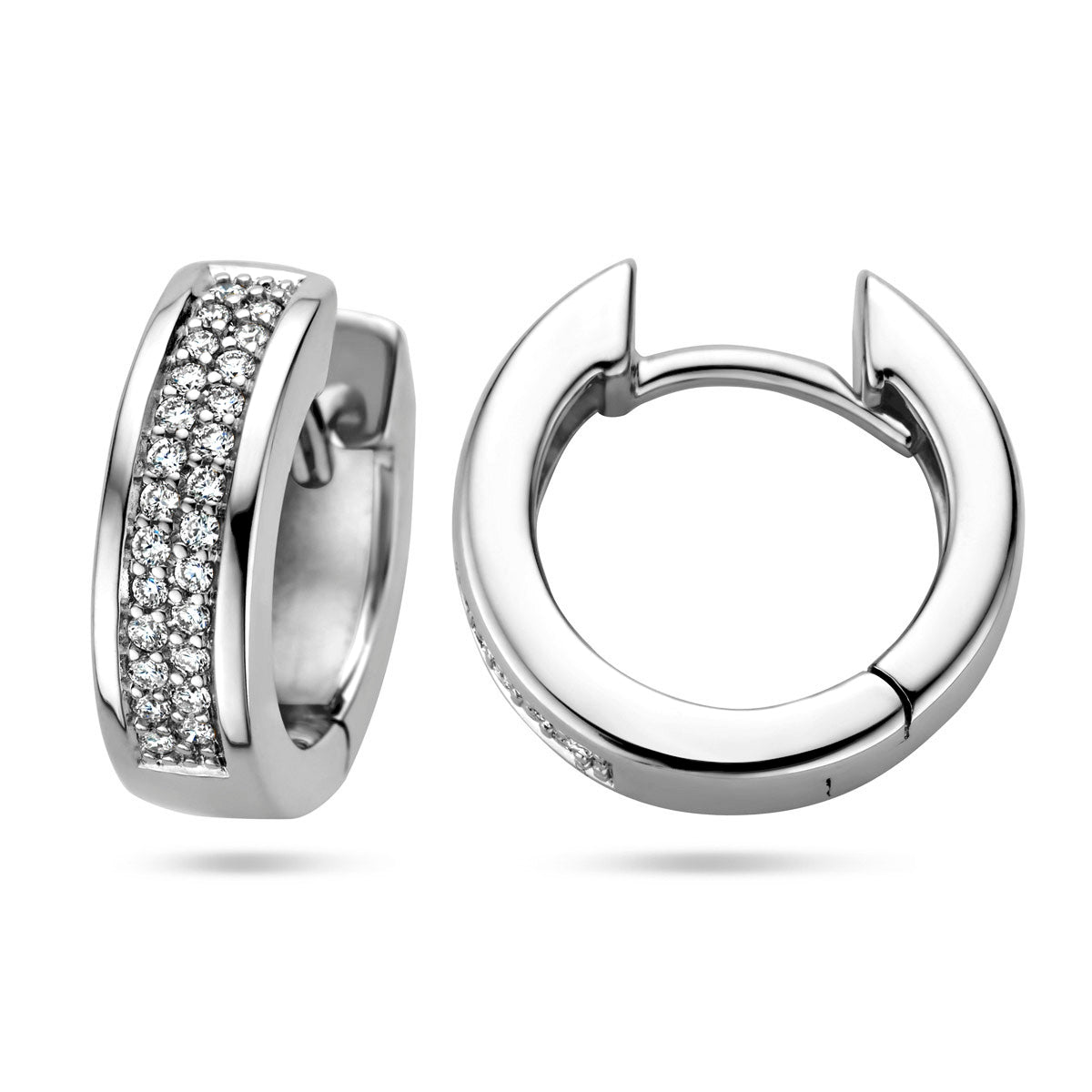 Voor- en zijaanzicht van de witgouden klapoorringen met diamant van 14 karaat.