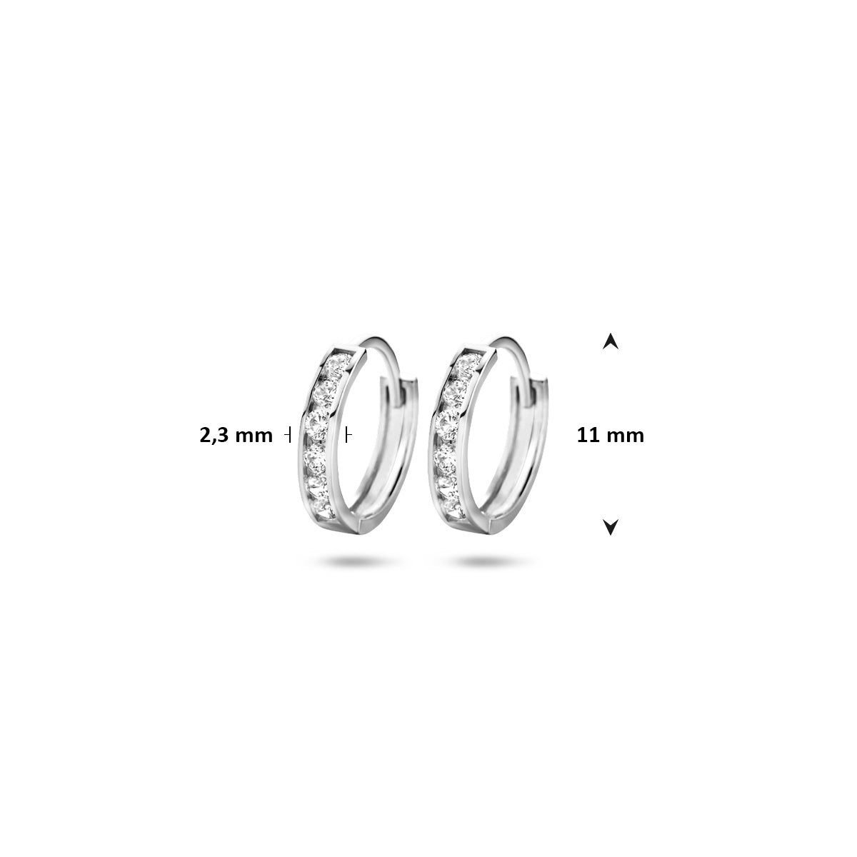 Afmetingen van de witgouden klapoorringen met zirkonia van 14 karaat: 11 mm doorsnee en 2,3 mm breed.