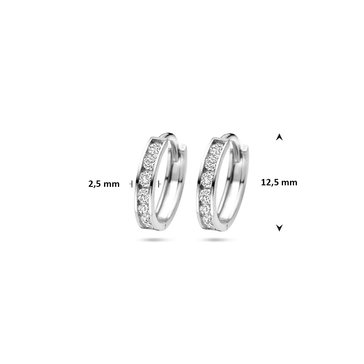 Afmetingen van de witgouden klapoorringen met zirkonia van 14 karaat: 12,5 mm doorsnee en 2,5 mm breed.