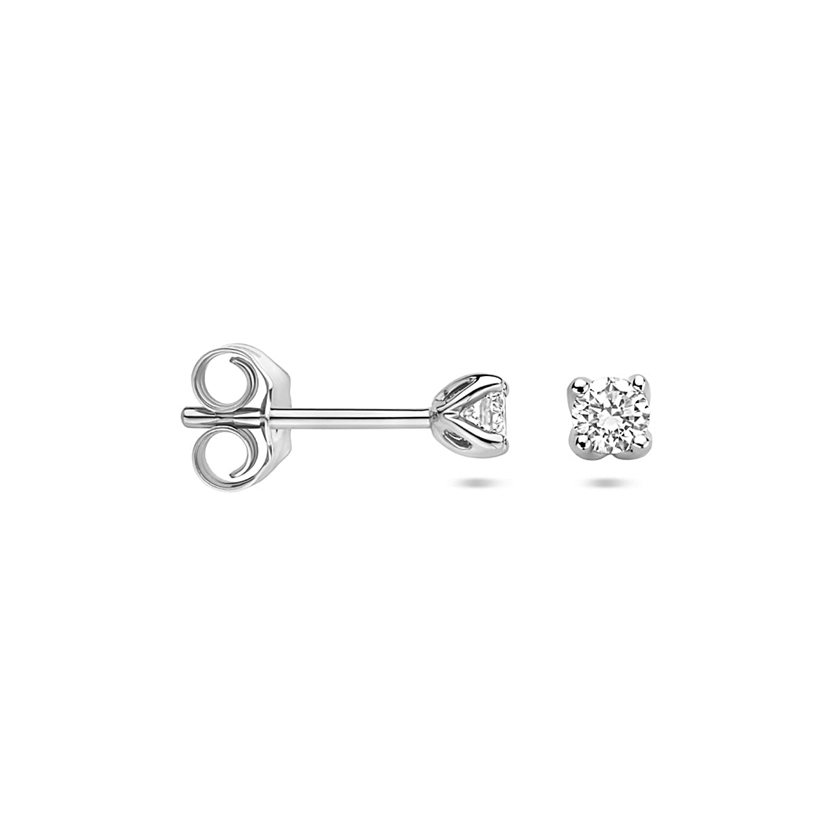 Zijaanzicht van de 14 karaat witgouden lab grown diamant oorknopjes 0,20 ct, zodat de diepte van het sieraad zichtbaar is.