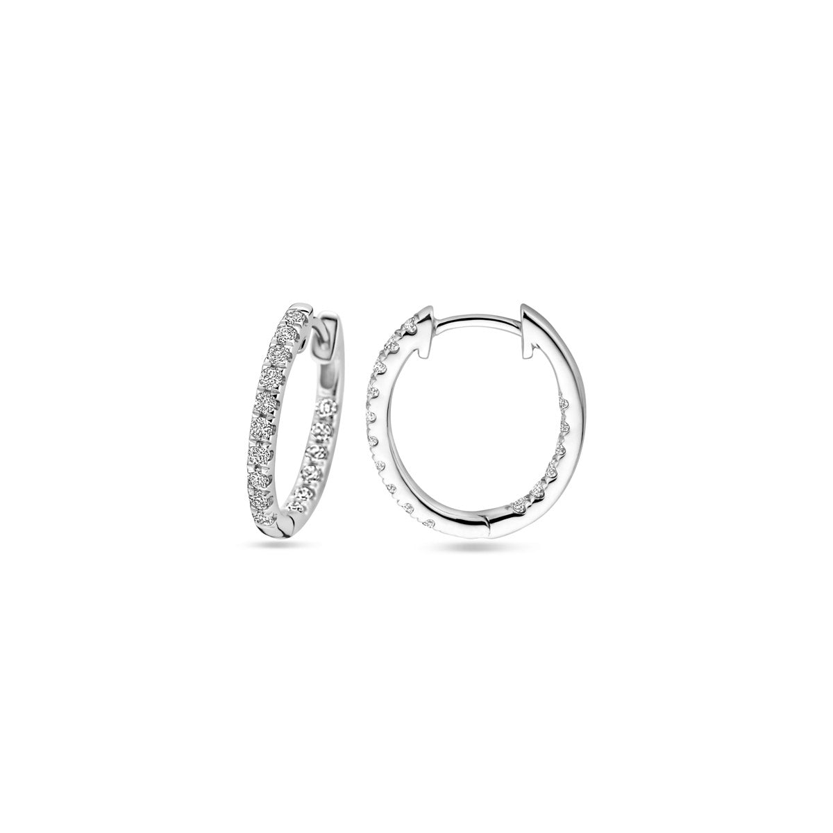 Voor- en zijaanzicht van de witgouden oorringen met lab grown diamant van 14 karaat.