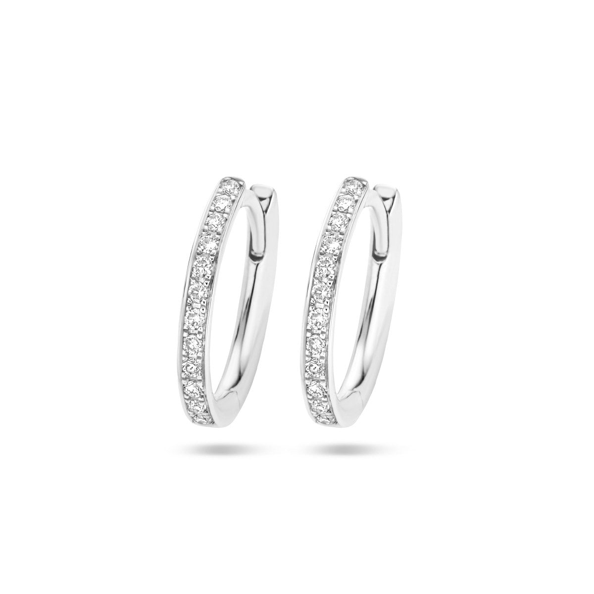Vooraanzicht van de witgouden ovale klapoorringen met diamant van 14 karaat in de maat 13 mm.