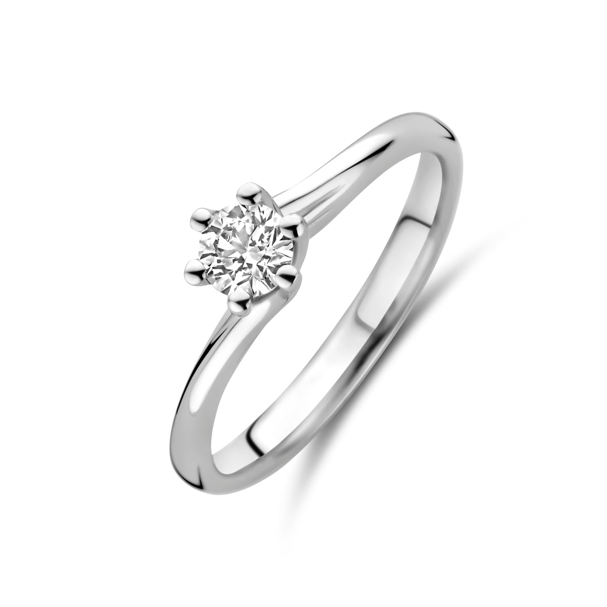 Schuin bovenaanzicht van de witgouden ring met lab grown diamant van 14 karaat.