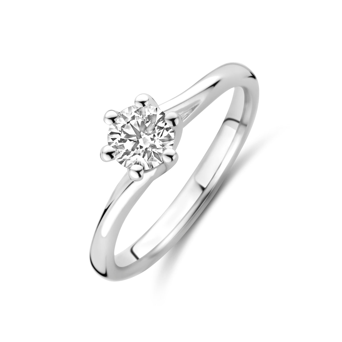 Schuin bovenaanzicht van de witgouden ring met lab grown diamant van 14 karaat.