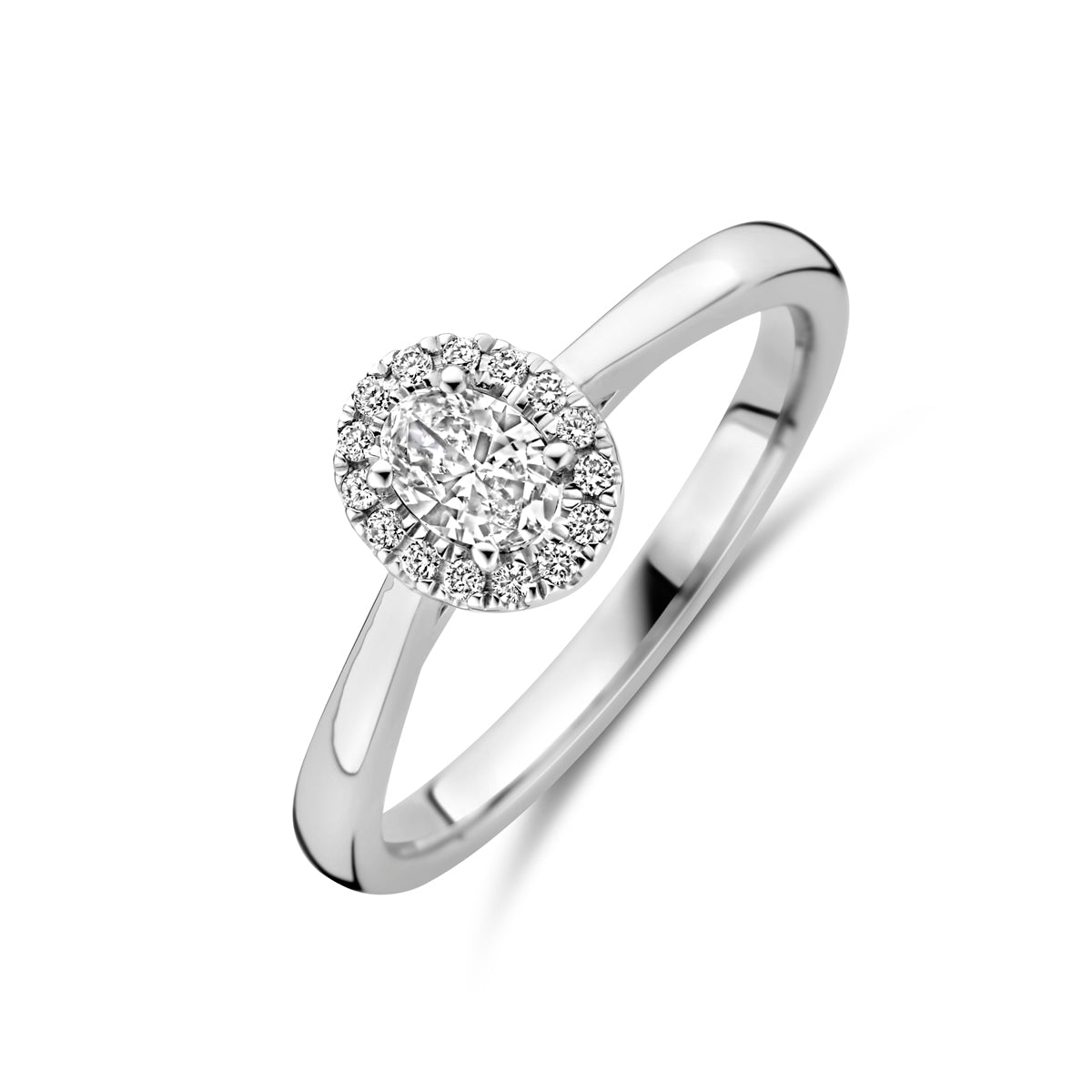 Schuin bovenaanzicht van de witgouden ring met ovale lab grown diamant van 14 karaat.