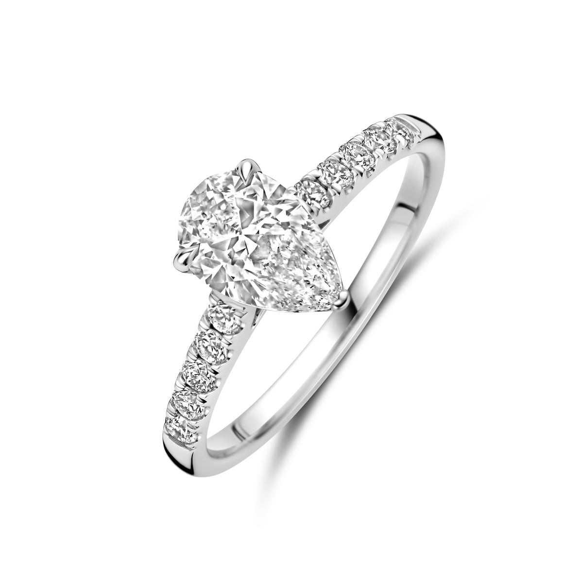 Schuin bovenaanzicht van de witgouden ring met peervormige lab grown diamant van 14 karaat.