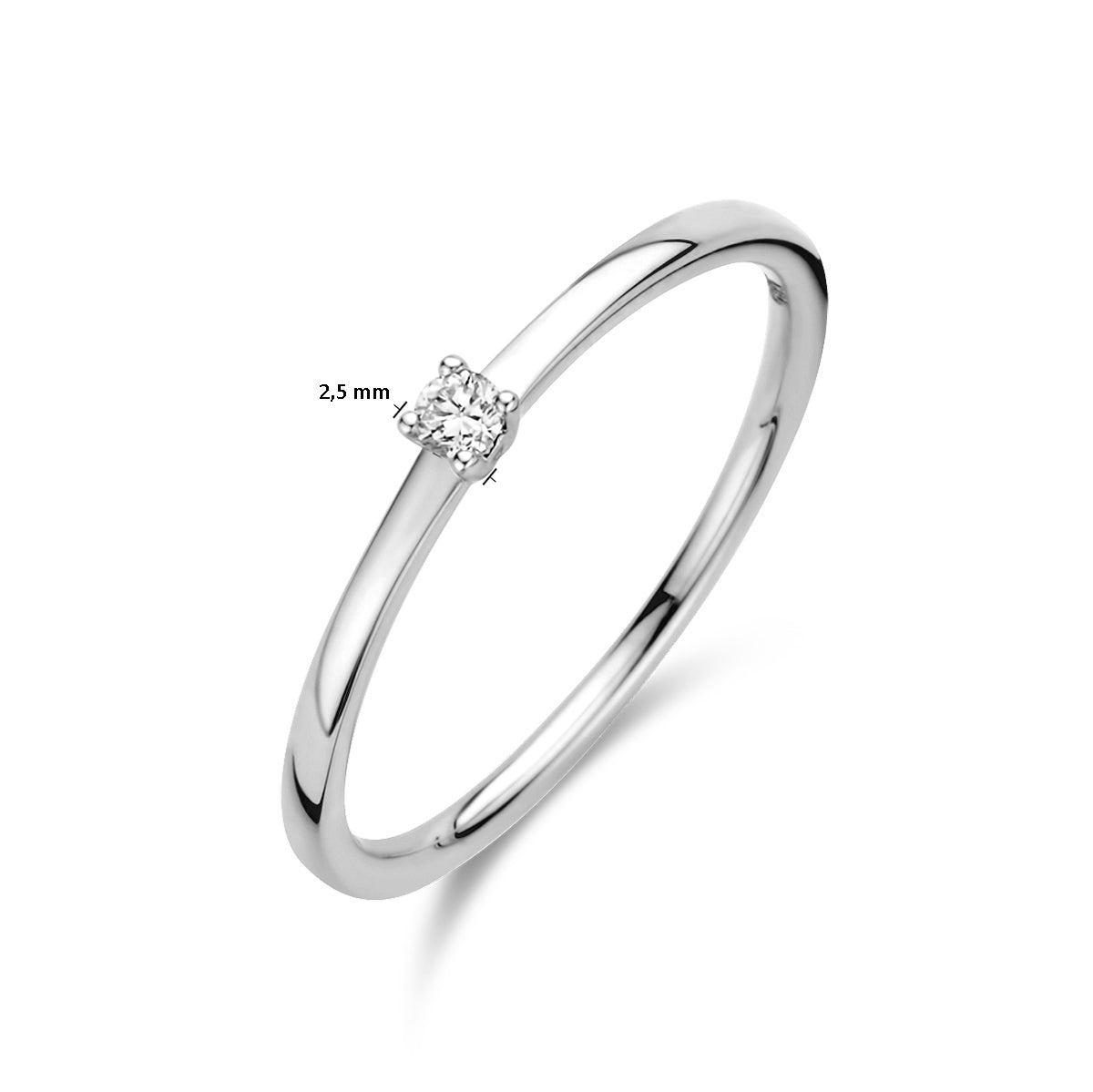 Afmetingen van de witgouden solitair ring met diamant van 14 karaat: 2,5 mm breed, 0,05 ct.