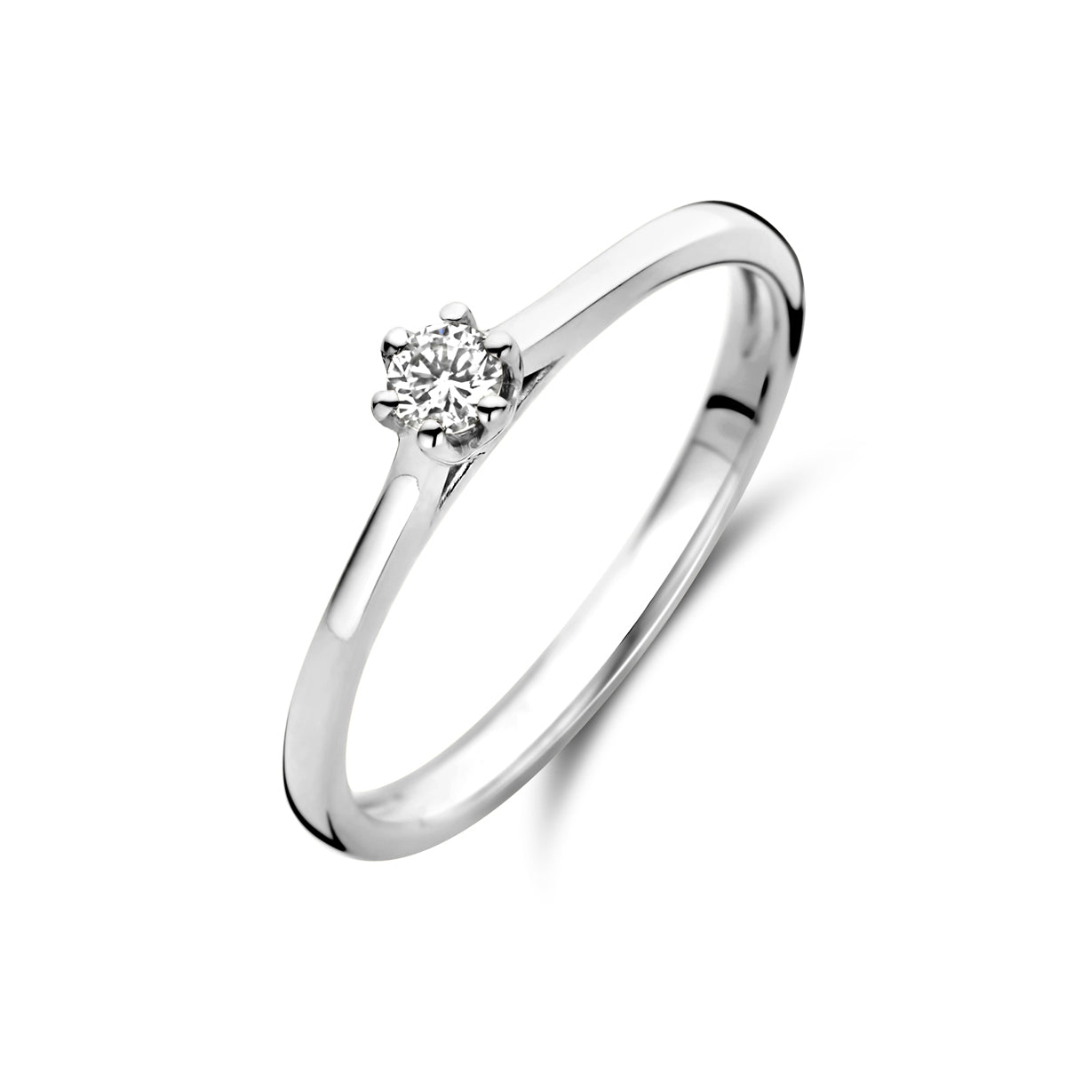Schuin bovenaanzicht van de witgouden solitair ring met diamant van 14 karaat.