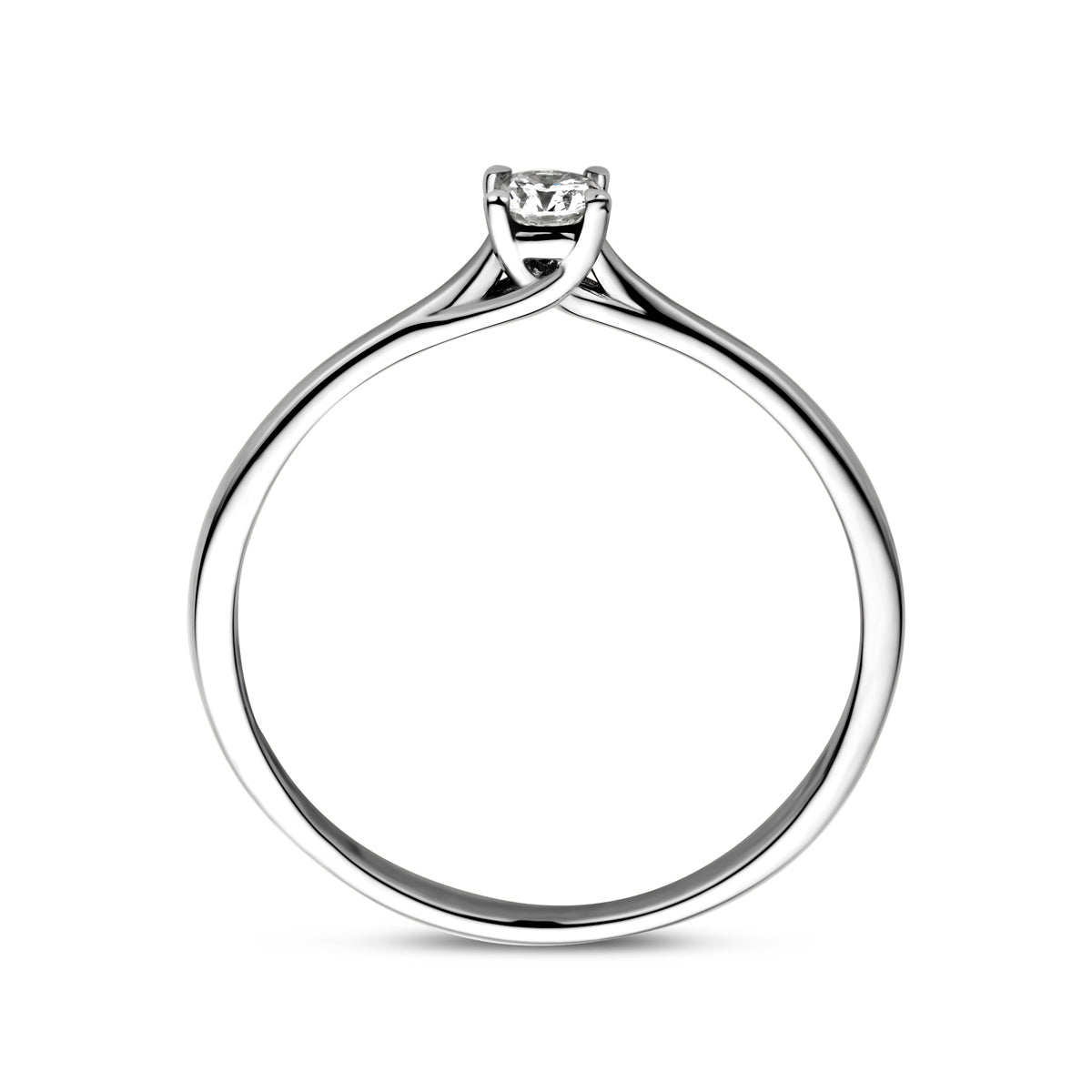 Model draagt de witgouden solitair ring met diamant van 14 karaat aan de hand.