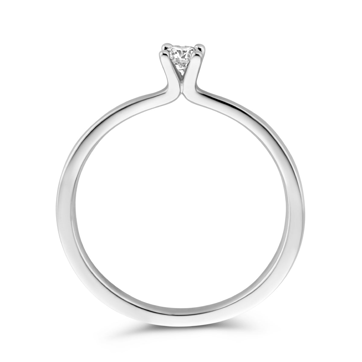 Model draagt de witgouden solitair ring met diamant van 14 karaat aan de hand.