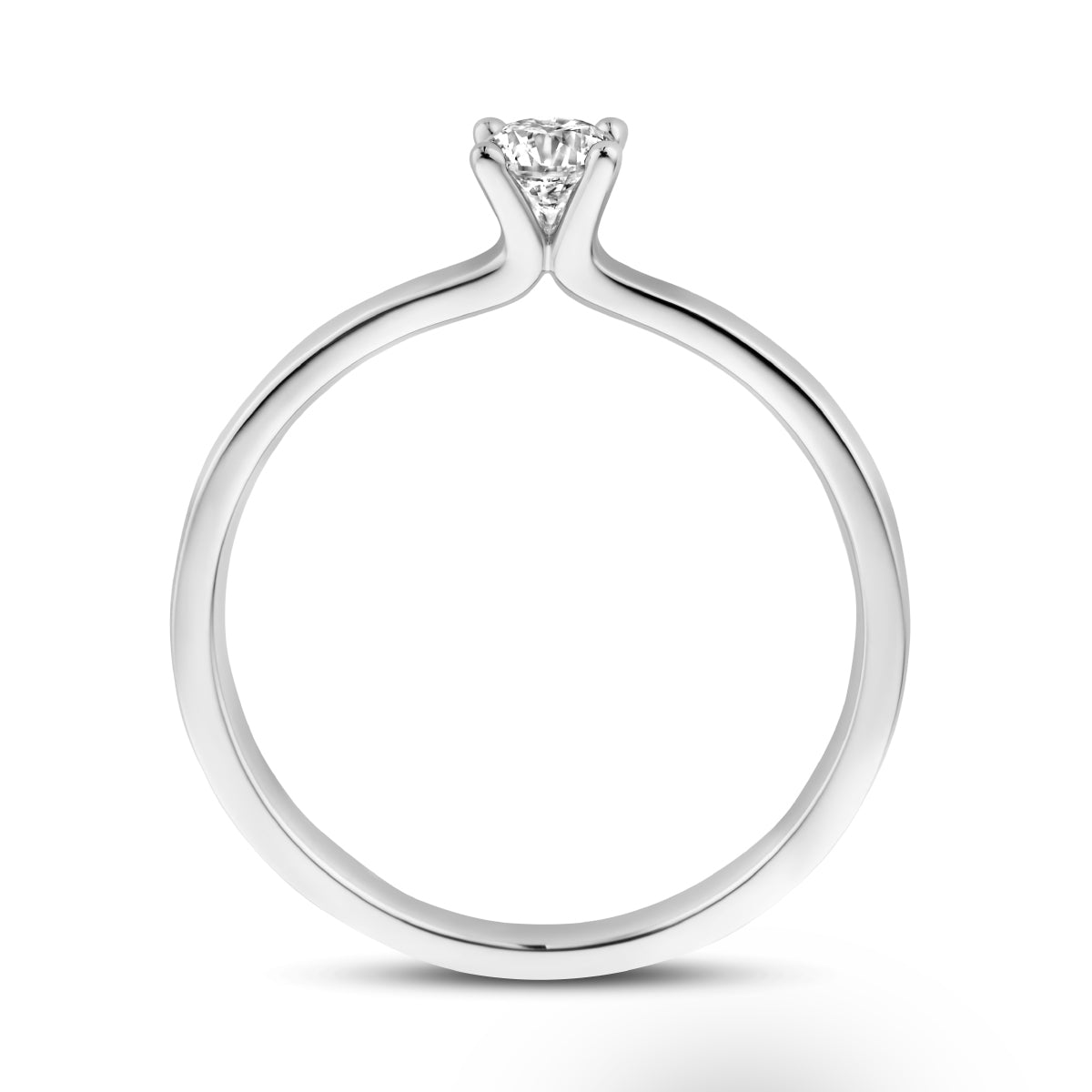 Model draagt de witgouden solitair ring met diamant van 14 karaat aan de hand.