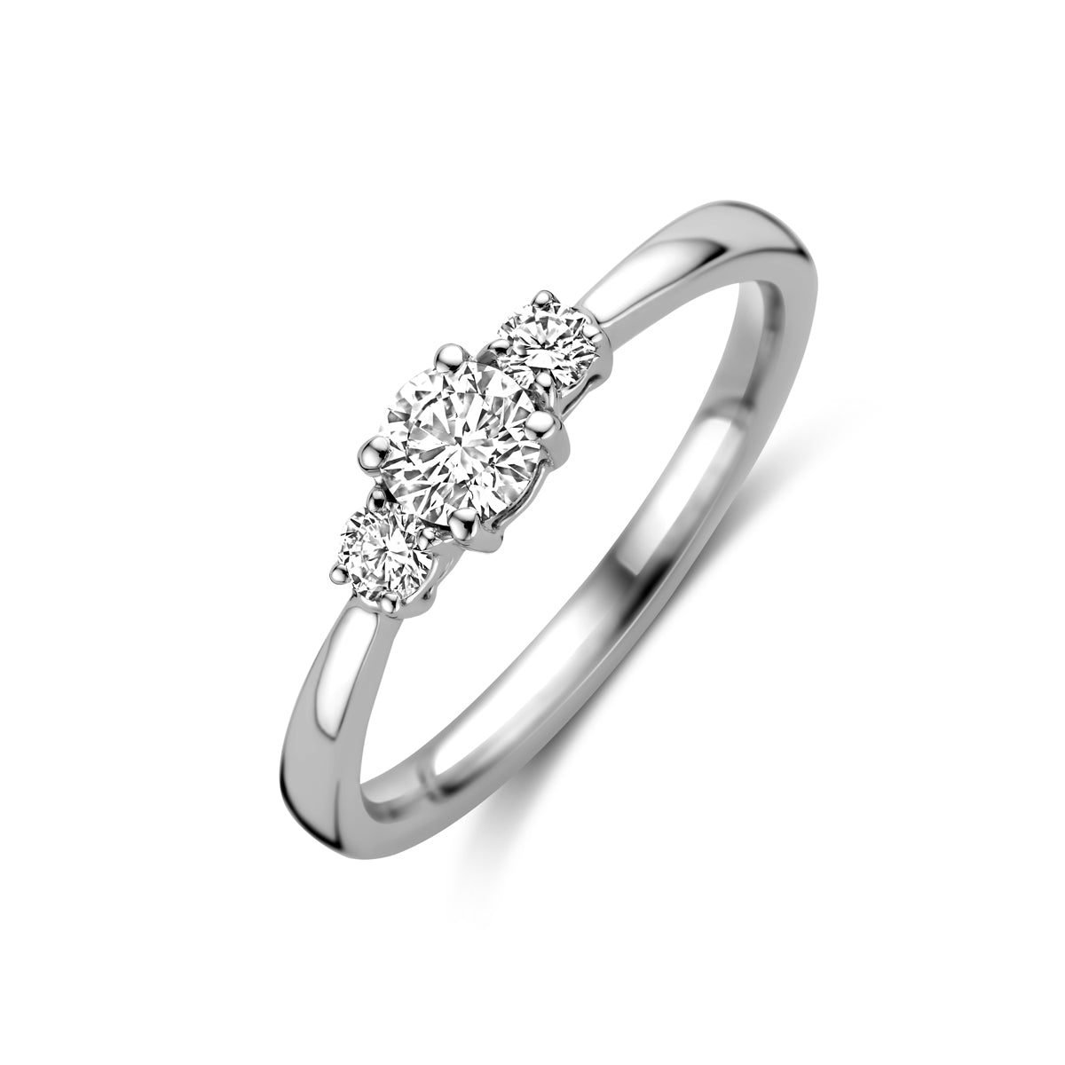 Schuin bovenaanzicht van de witgouden trilogie ring met lab grown diamant van 14 karaat.