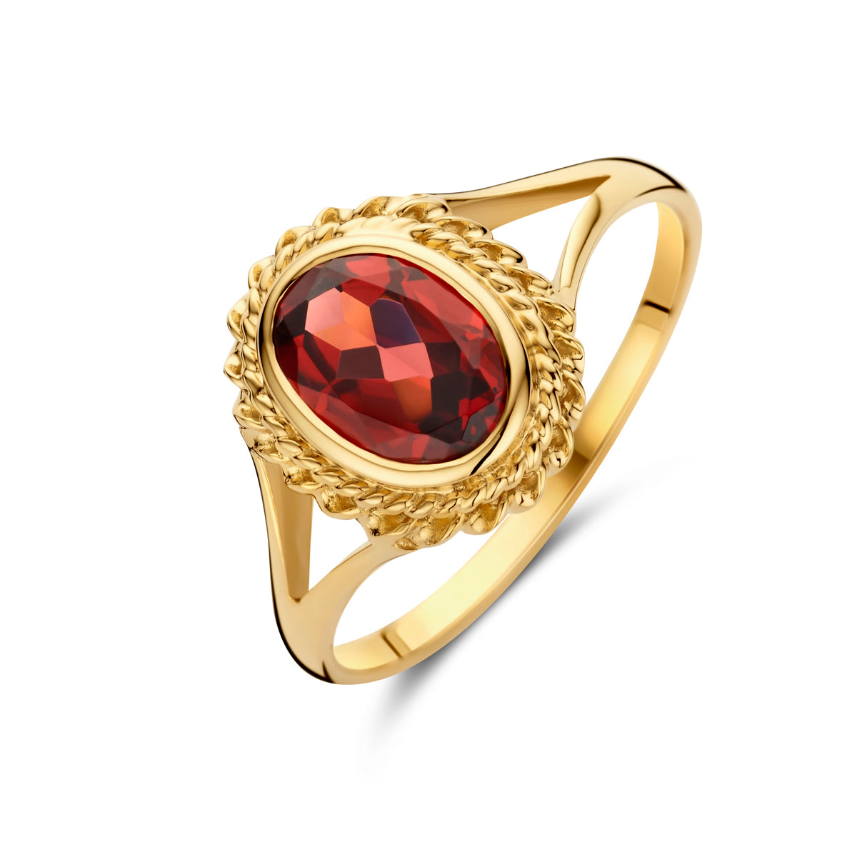 Gouden ring met granaat van 14 karaat, 11,5 mm breed, schuin van bovenaf gezien.