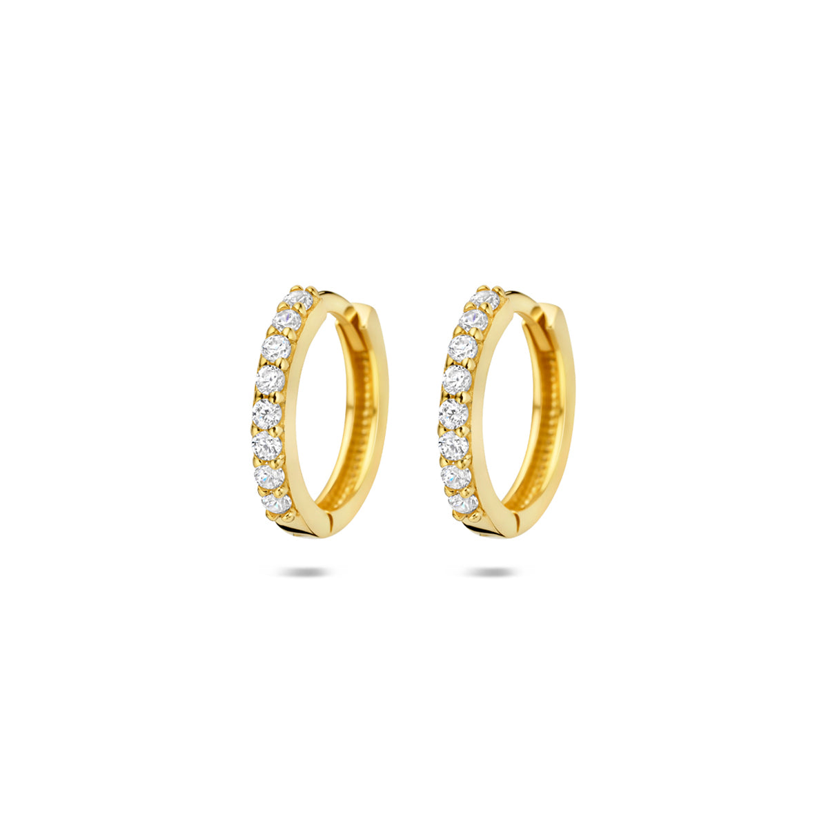 Productfoto van de 'Alba' klapoorringen in 14 karaat geelgoud, ingelegd met een rij heldere zirkonia steentjes.