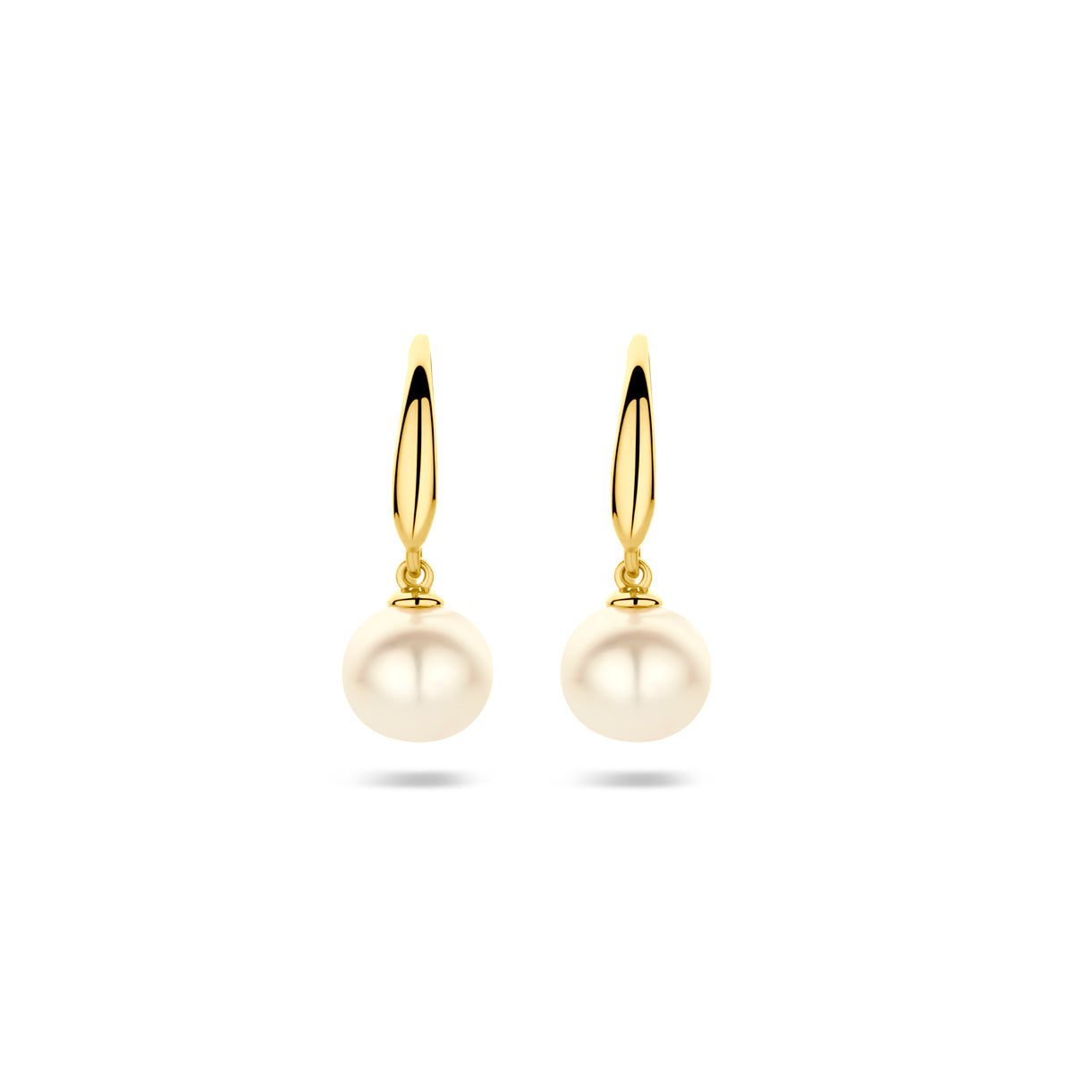Vooraanzicht van de 'Elise' 14 karaat gouden oorhangers met zoetwaterparel en open haak.