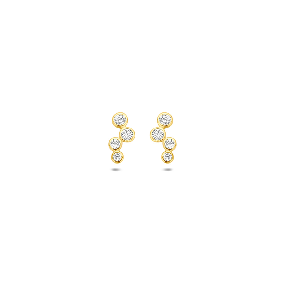Vooraanzicht van de 'Elara' 14 karaat geelgouden oorknoppen met vier zirkonia stenen in een speelse cluster.