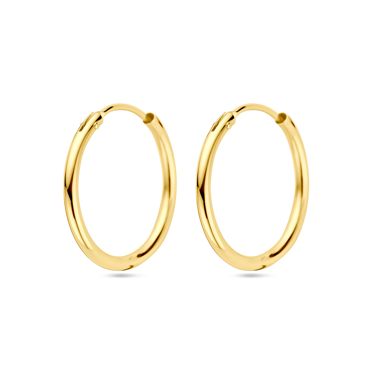 Vooraanzicht van de 'Sophie' 20 mm: de klassieke favoriet onder de 14 karaat geelgouden creolen met een ronde buis.