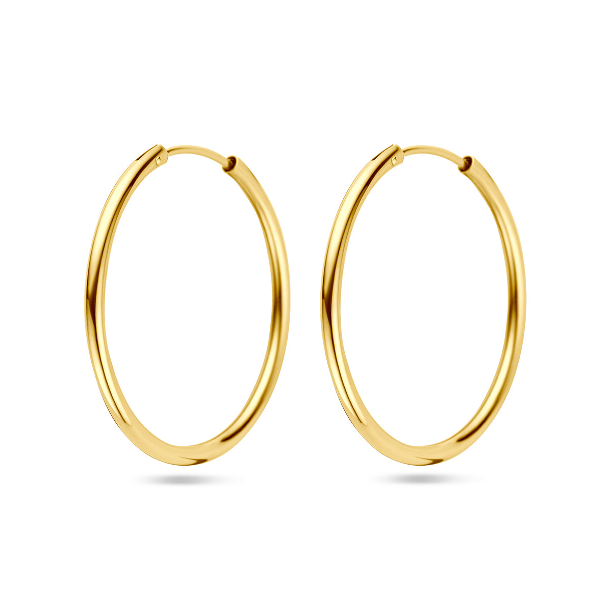 Vooraanzicht van de 'Sophie' 30 mm: stijlvolle 14 karaat geelgouden creolen met een ronde buis.