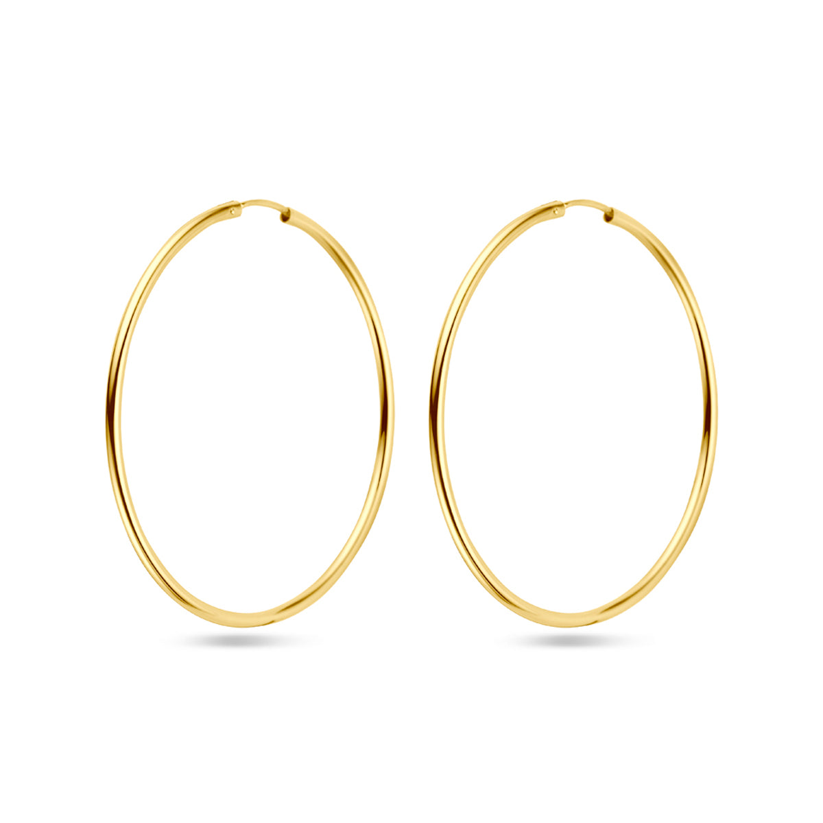 Vooraanzicht van de 'Sophie' 50 mm: grote, opvallende 14 karaat geelgouden creolen met een ronde buis.