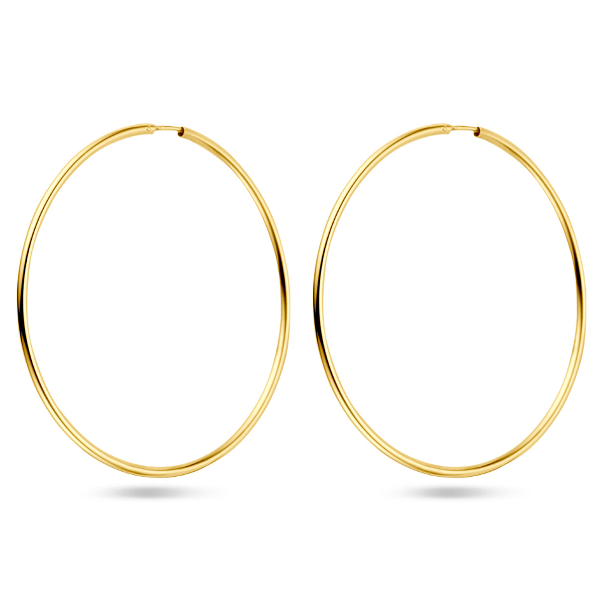 Vooraanzicht van de 'Sophie' 60 mm: de grootste maat 14 karaat geelgouden creolen met een ronde buis.