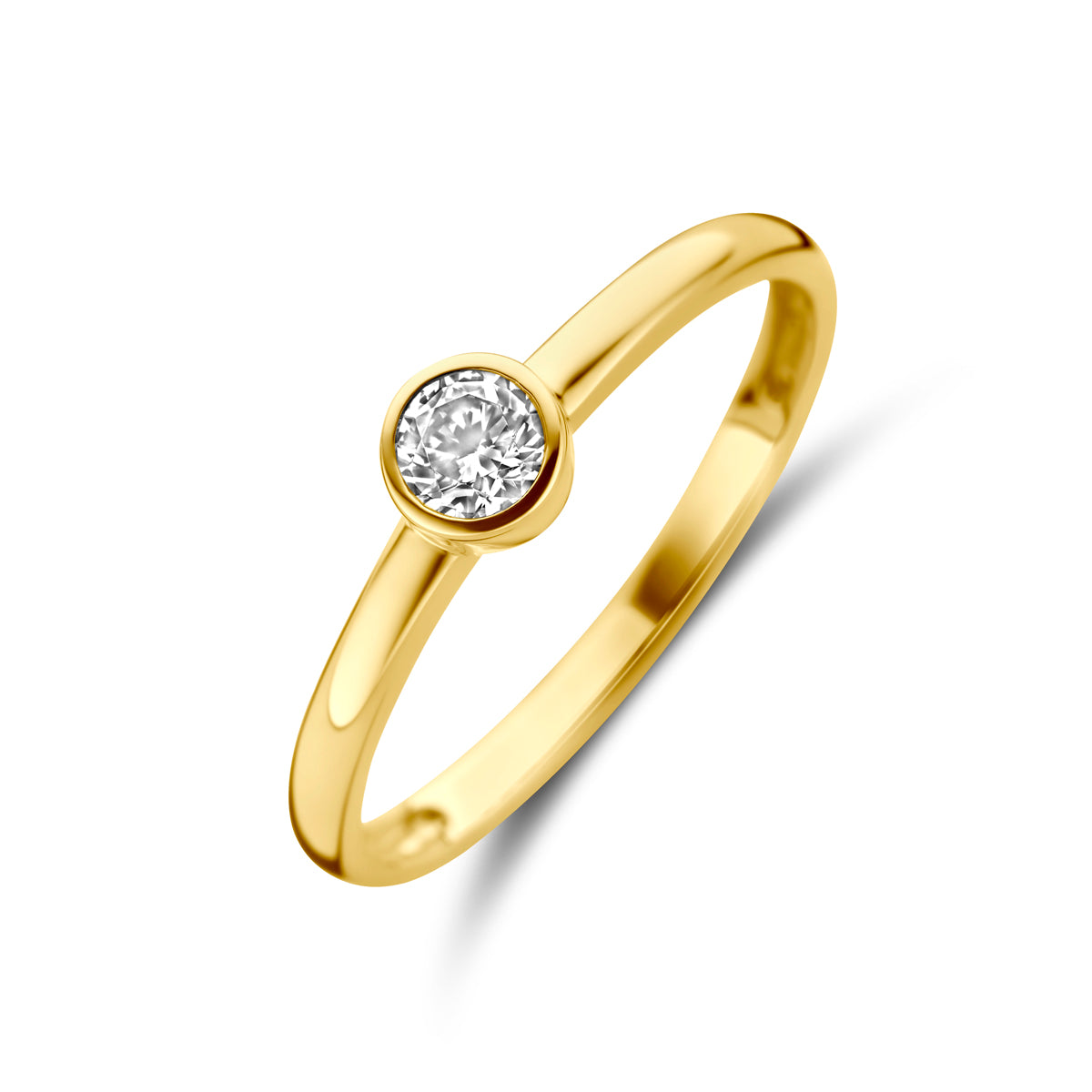 Productfoto schuinbovenaf van de 'Kira' ring, een 14 karaat gouden ring met een zirkonia in een gladde, dichte zetting.
