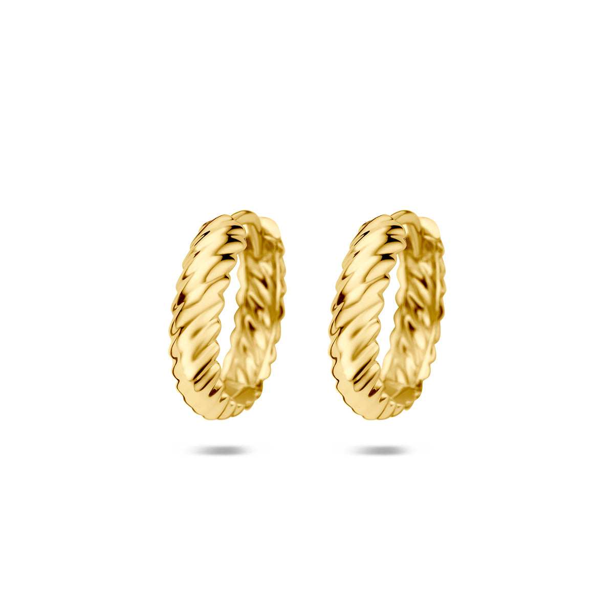 Vooraanzicht van de 14k gouden klapoorringen gedraaid ontwerp van 14,5 mm, 14,5 mm in doorsnede en 3,5 mm dik.