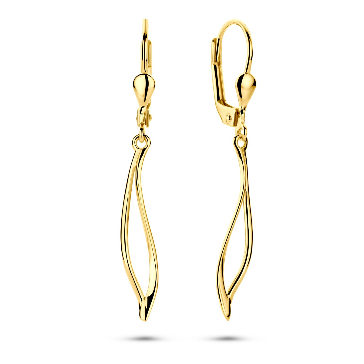 Detailopname van de 'Willow' oorhangers die de vloeiende, golvende vorm en de brisur haaksluiting tonen.