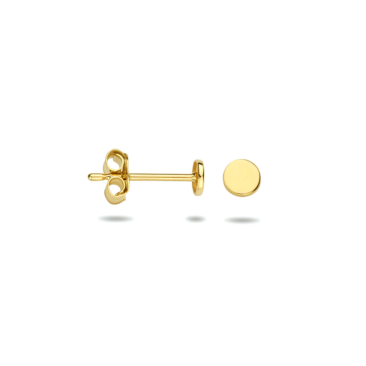 Zijaanzicht van de gouden oorknopjes, tonend het platte design en de stevige steker.