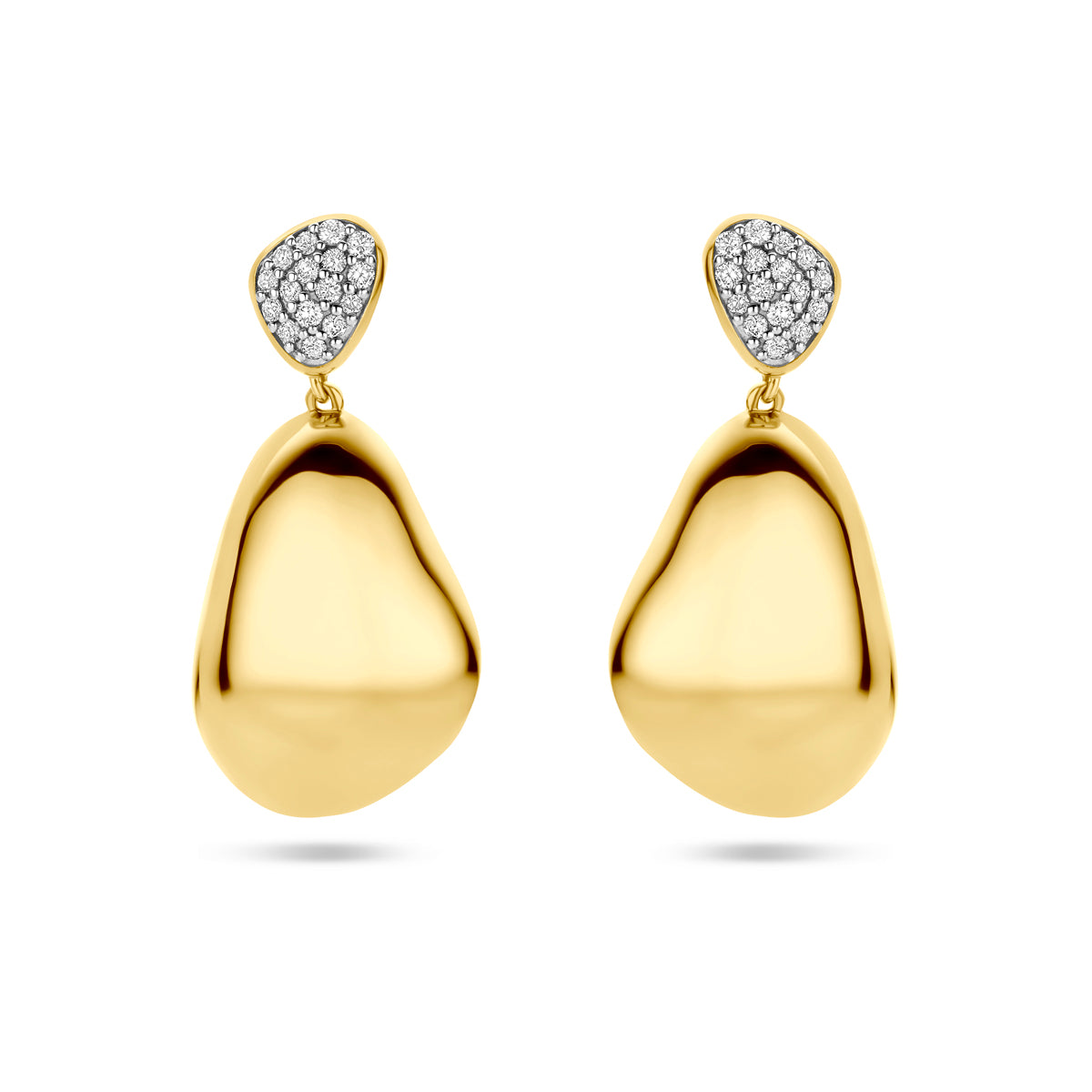 Vooraanzicht van het paar 14k gouden organische oorhangers 'Terra' met 0.20 karaat diamant.