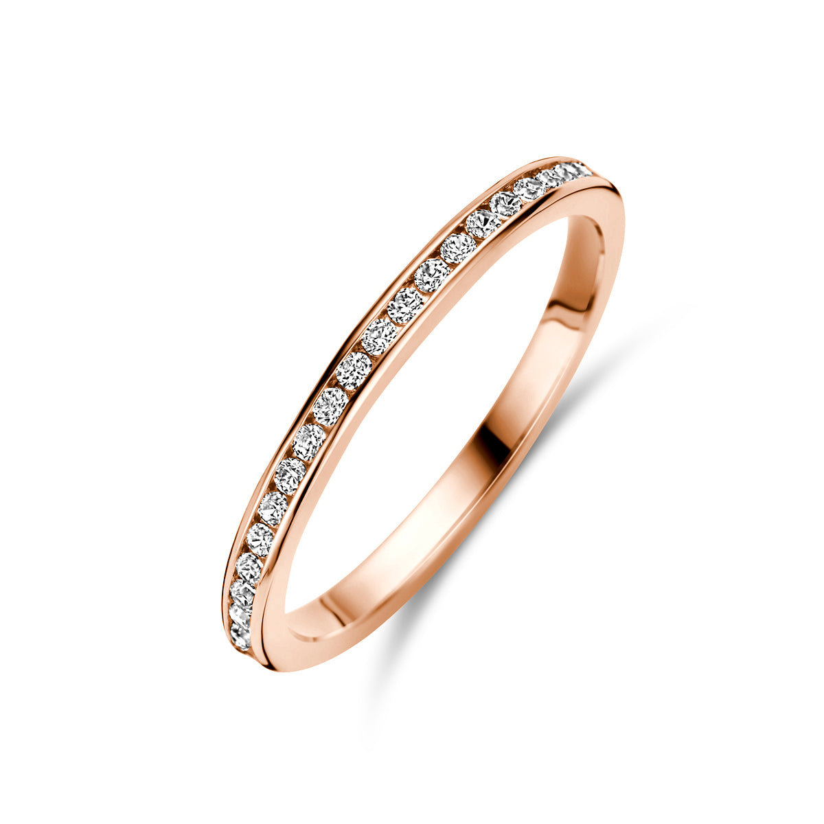 Productfoto schuinbovenaf van de 'Nell' ring in 14 karaat roségoud met een rij heldere zirkonia.