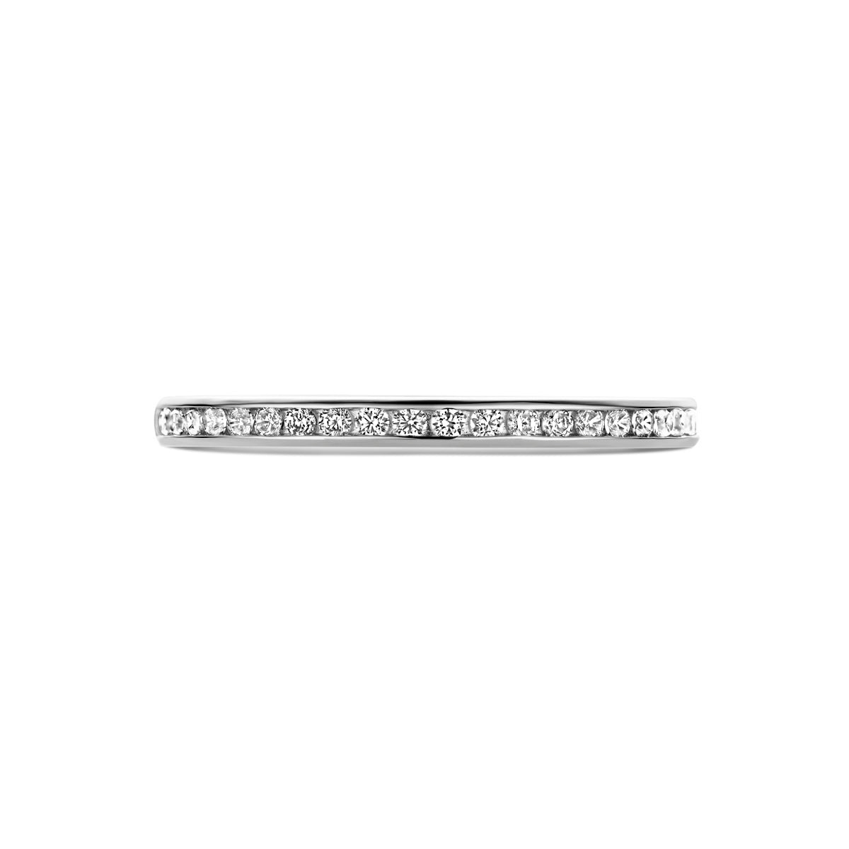 Bovenaanzicht van de witgouden Nell ring, tonend de doorlopende rij zirkonia's over de breedte van 2 mm.