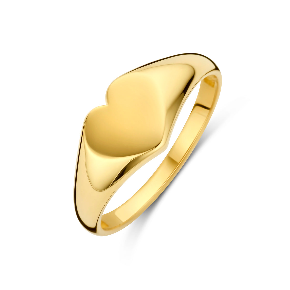 Schuin bovenaanzicht van de gouden zegelring met hartje van 14 karaat.