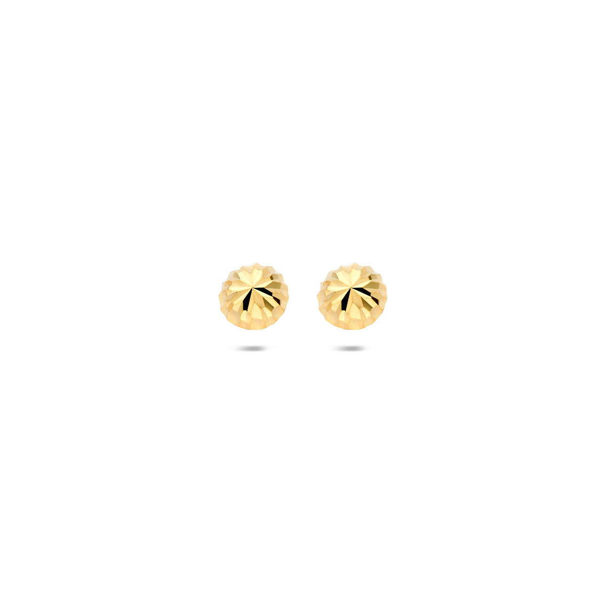 Vooraanzicht van de geelkleurige 9 karaat gediamanteerde oorknopjes.