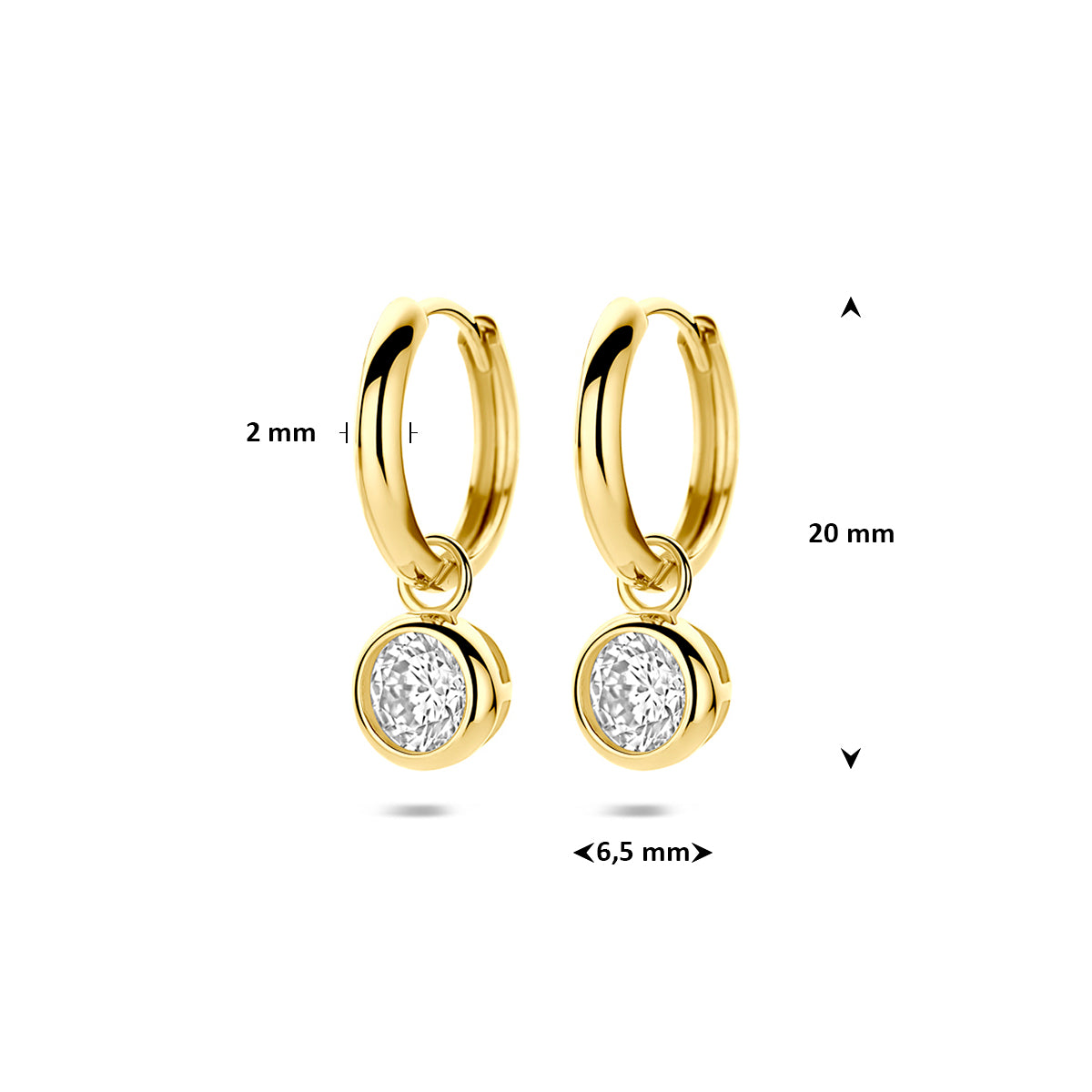 Afmetingen van de geelkleurige klapoorringen met ronde zirkonia van 9 karaat: 20 mm hoog en 6,5 mm breed.