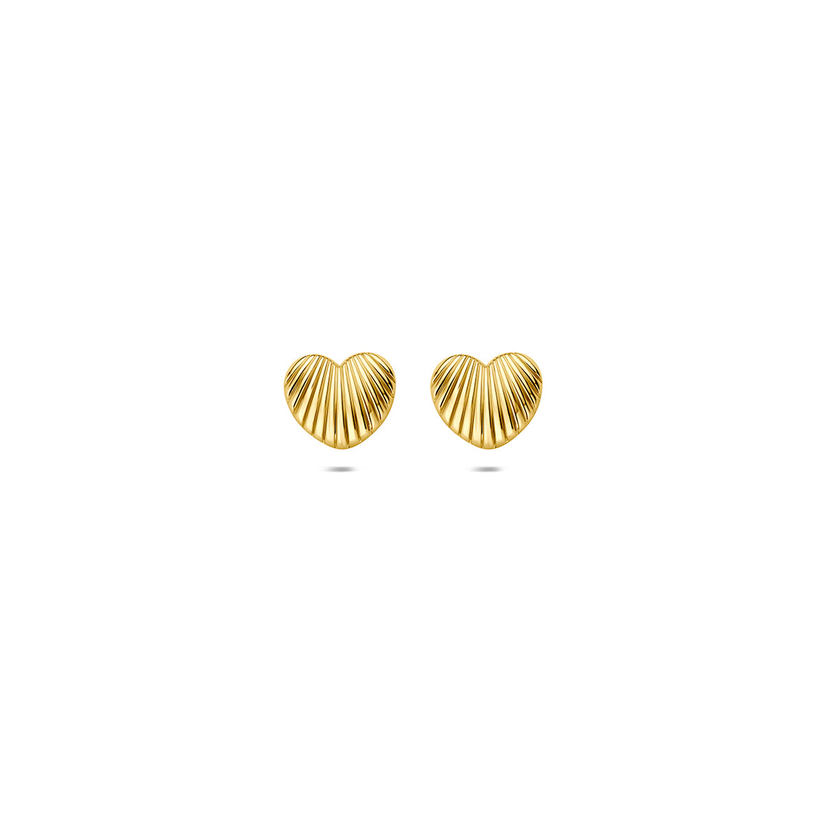 Vooraanzicht van de 9 karaat geelkleurige kleine hartjes oorbellen, 5 mm hoog en 6 mm breed.