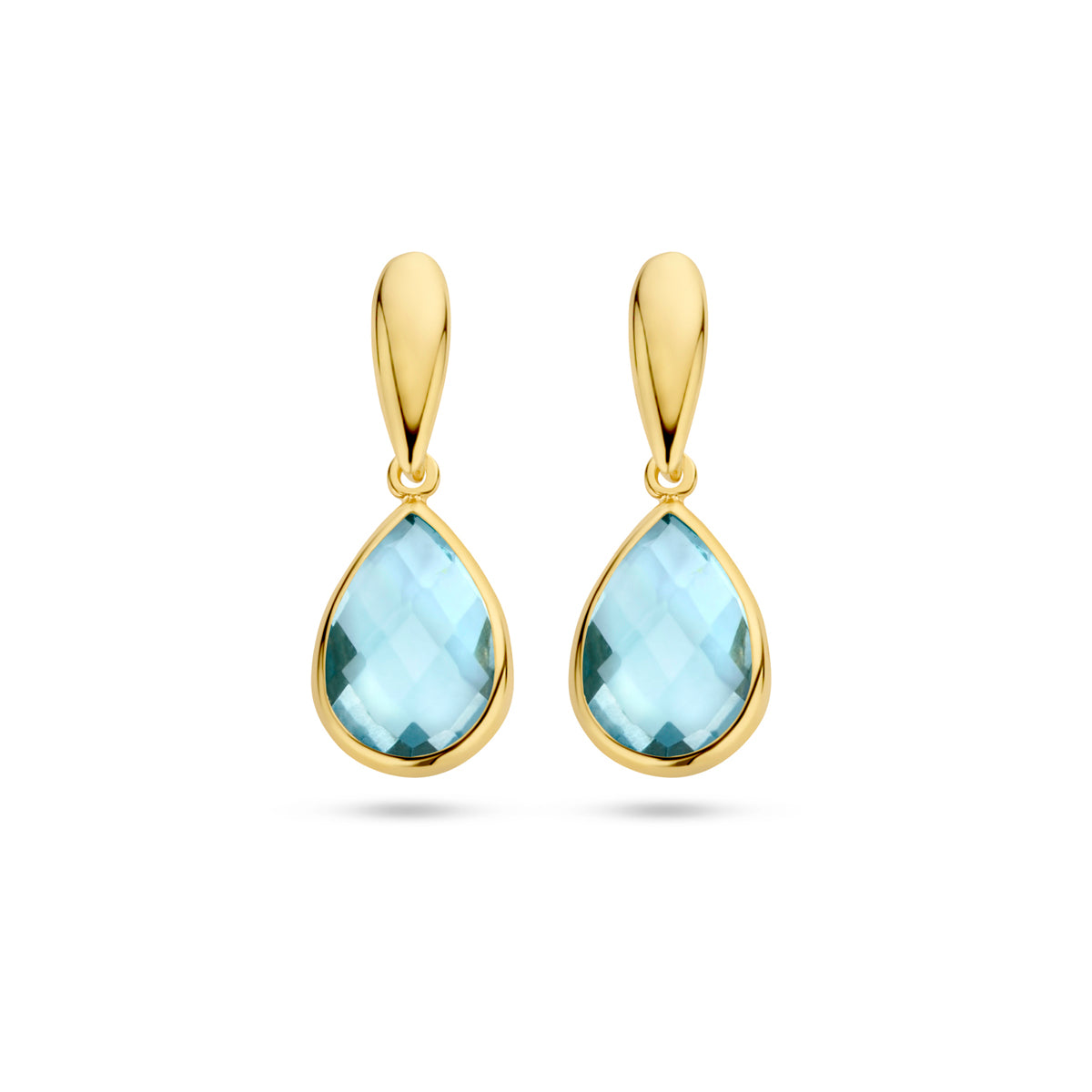 Vooraanzicht van de 9 karaat geelkleurige oorhangers blauw topaas druppel, 20 mm hoog en 7,5 mm breed.