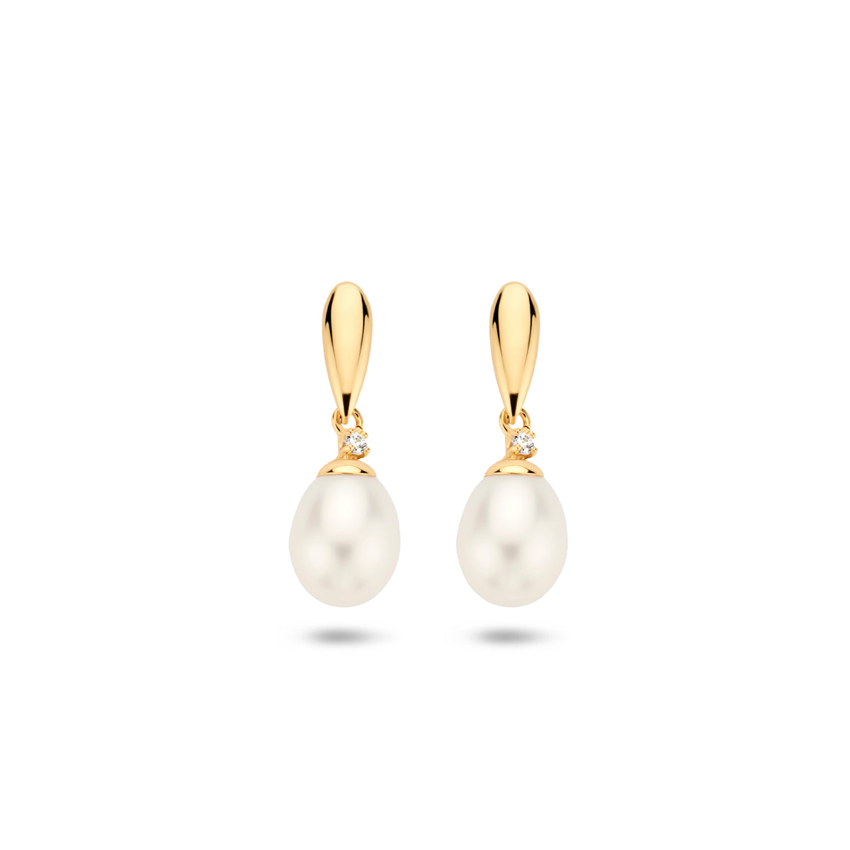 Vooraanzicht van de 9 karaat geelkleurige parel oorhangers met zirkonia, 19 mm hoog en 7,5 mm breed.