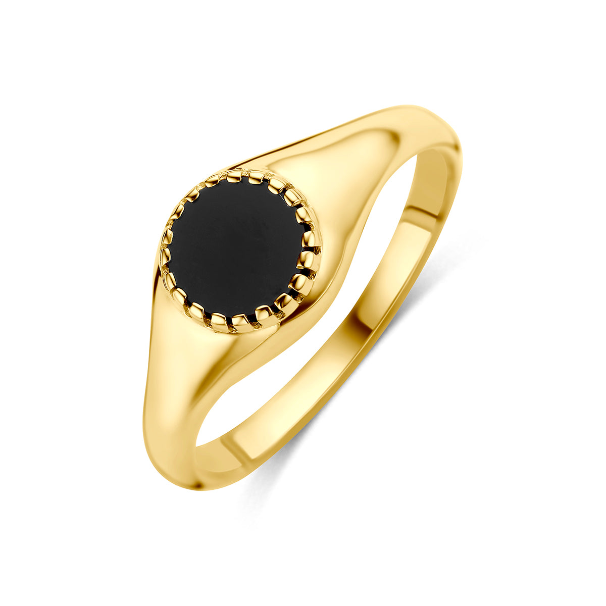 Schuin bovenaanzicht van de 9 karaat geelkleurige ring met ronde zwarte onyx, 8 mm breed.